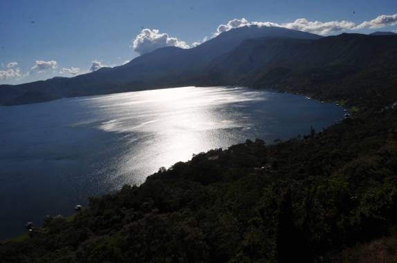 O belo lago de Coatepeque, numa antiga e enorme cratera vulcânica em El Salvador